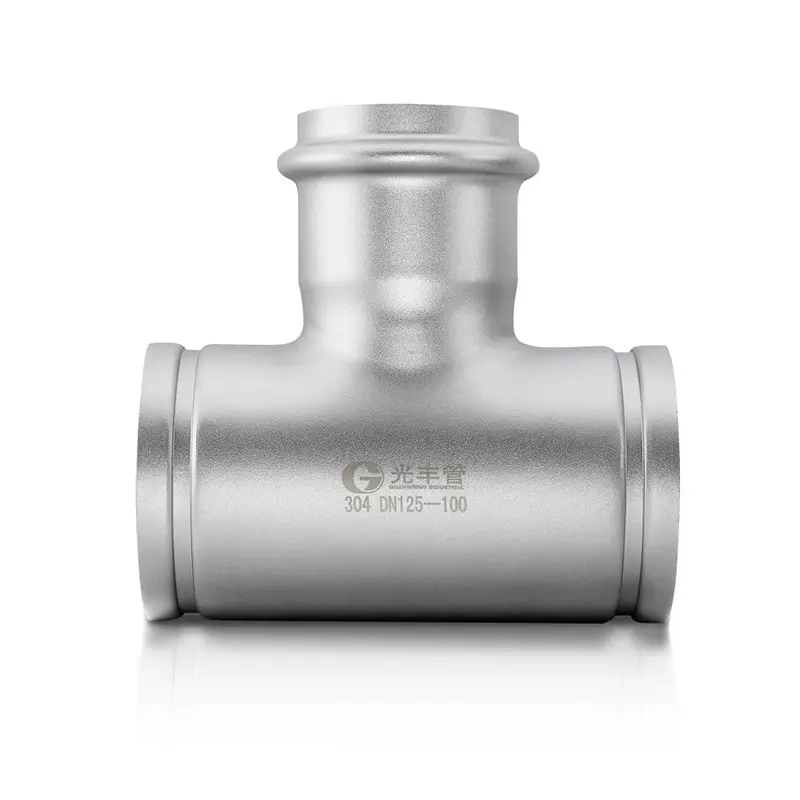 How does the grooved end design of equal tee stainless steel fittings affect system flexibility and leak prevention